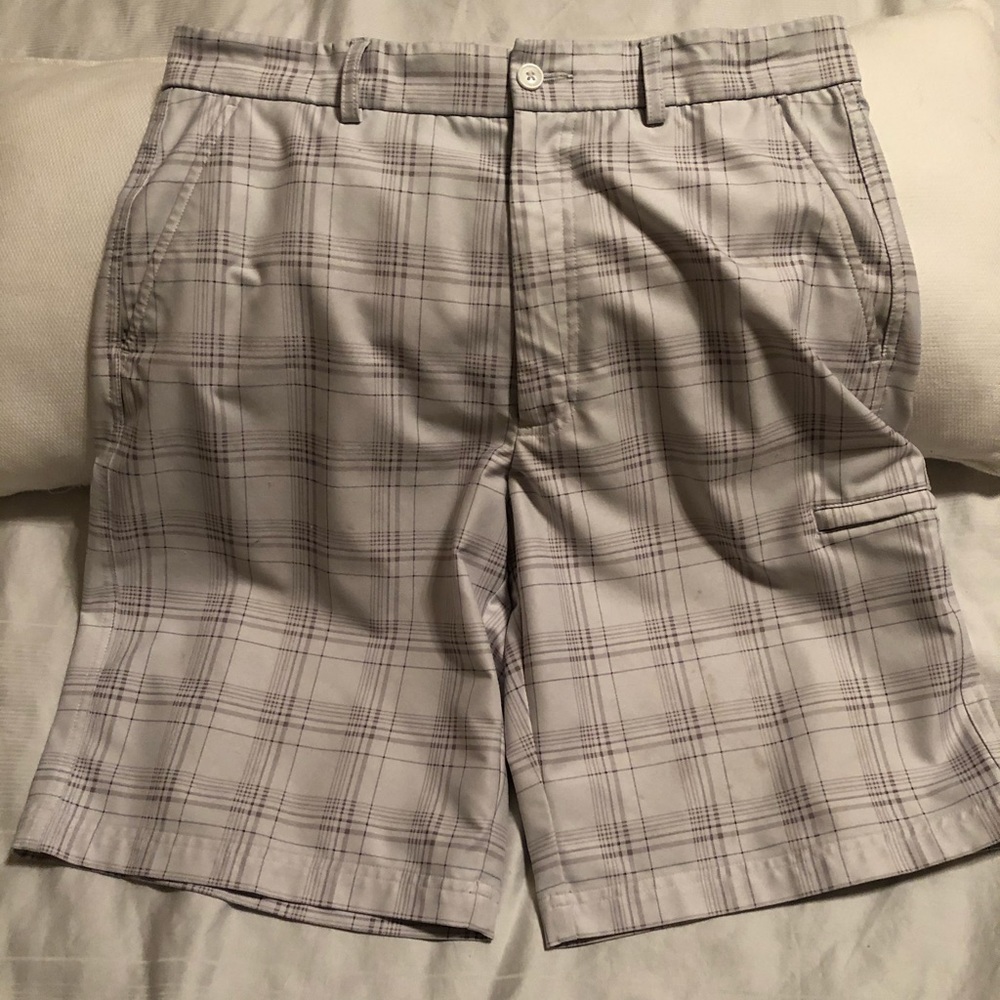 Pebble beach cargo shorts in size 32
